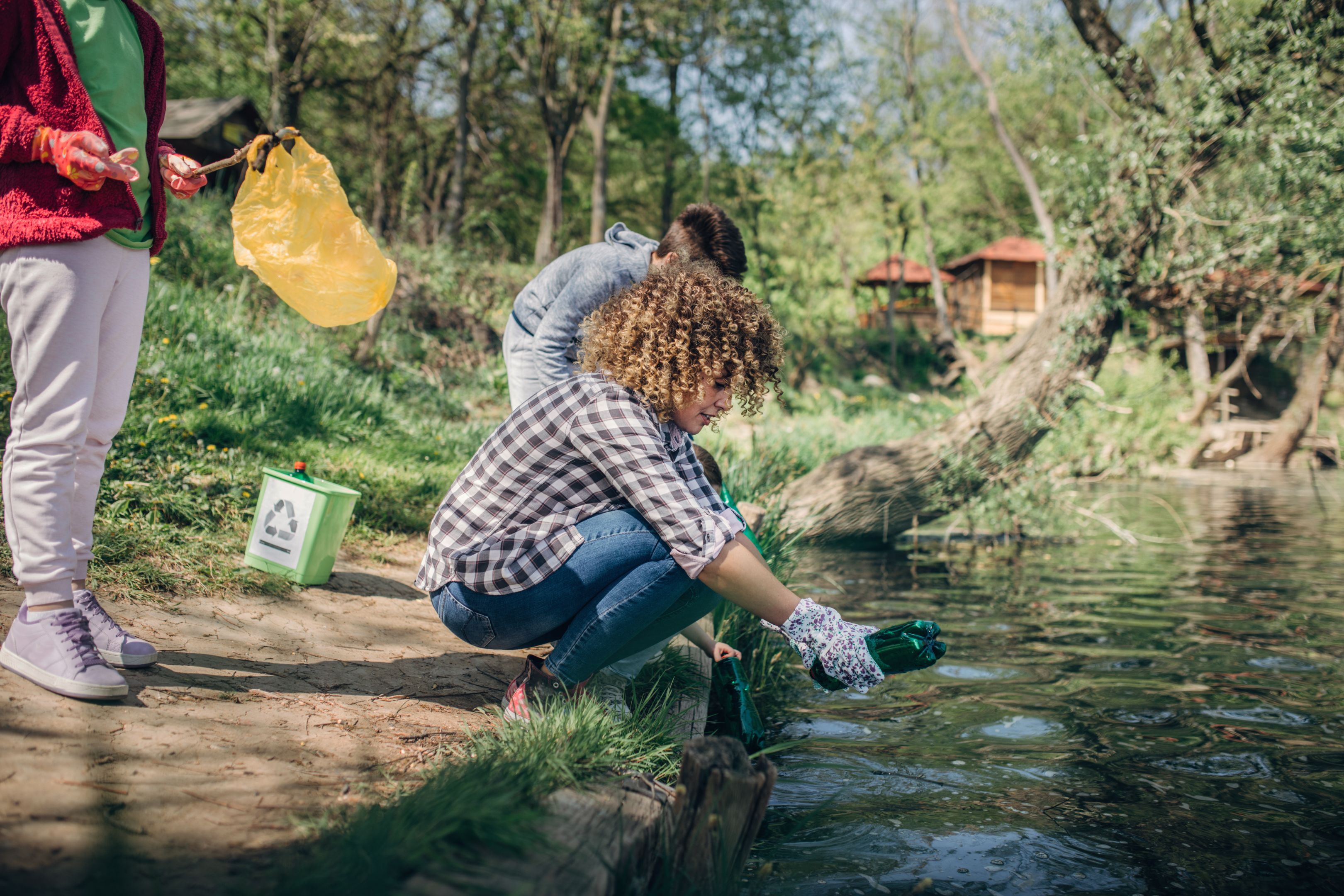 Healthy rivers, healthy bays Group of students taking bottles and rubbish out of the river.
