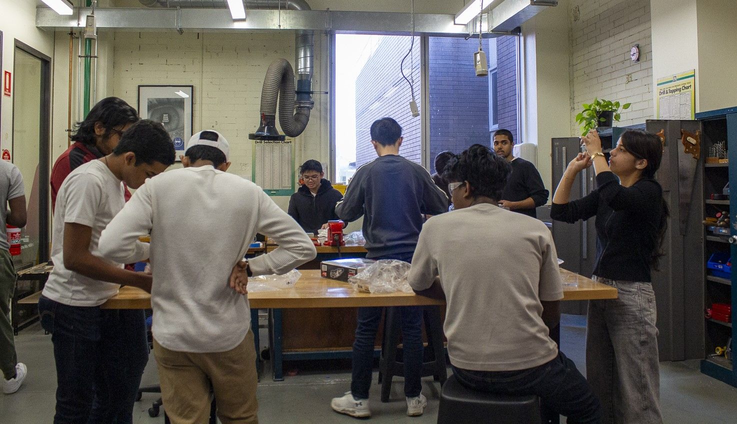 Engineering-students-working-in-the-Applied-Mechanics-Hub