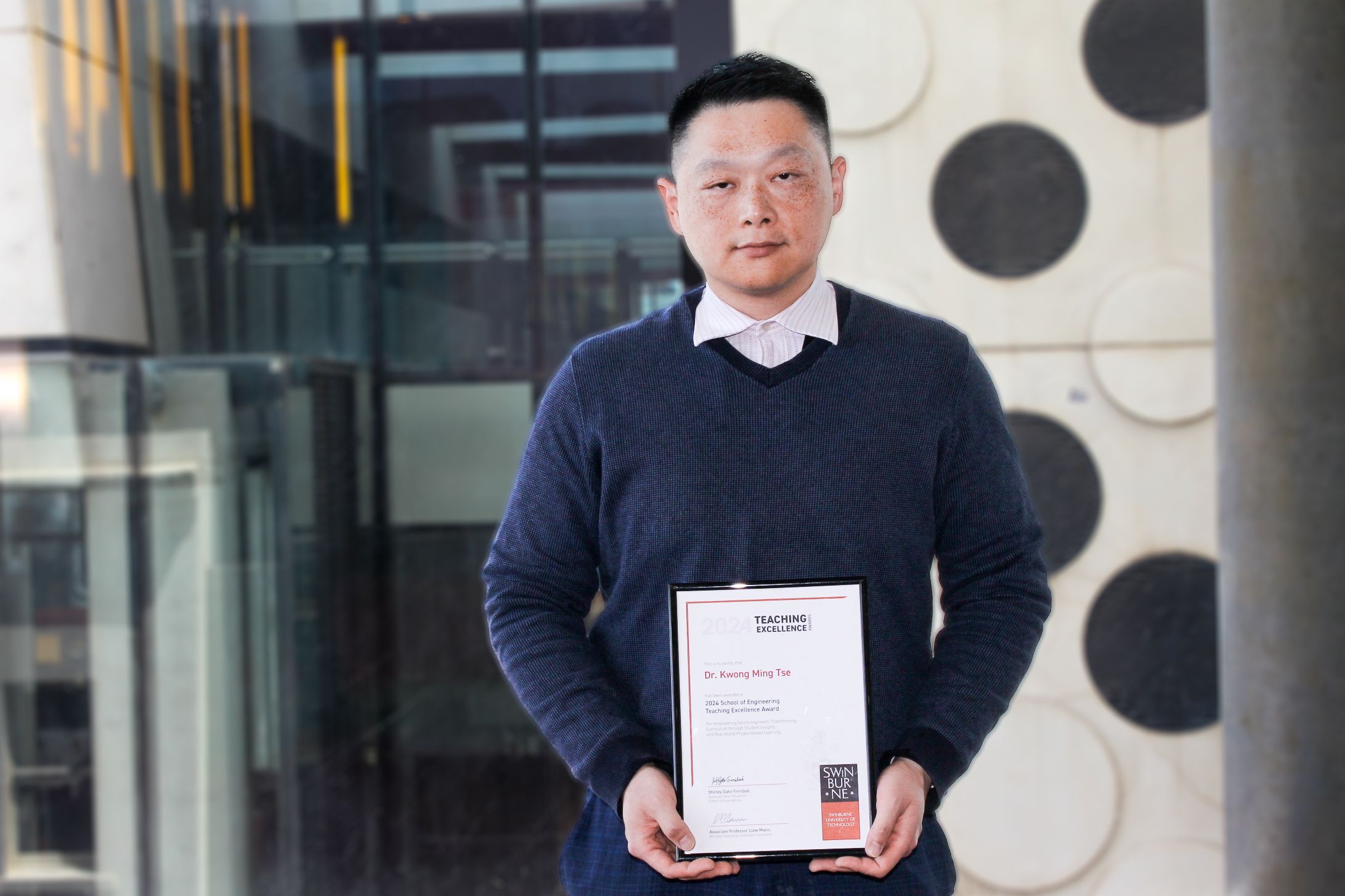 SOE School Teaching Excellence Award recipient Dr Kwong Ming Tse Dr Kwong Ming Tse holding his School Teaching Excellence Award